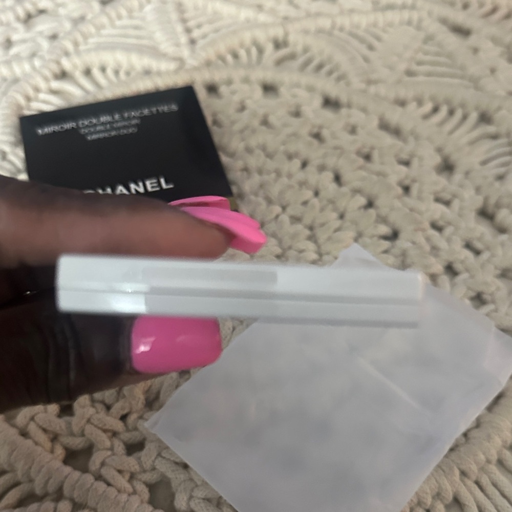 CHANEL Miroir Double Facettes in White and Black - Picture 8 of 10